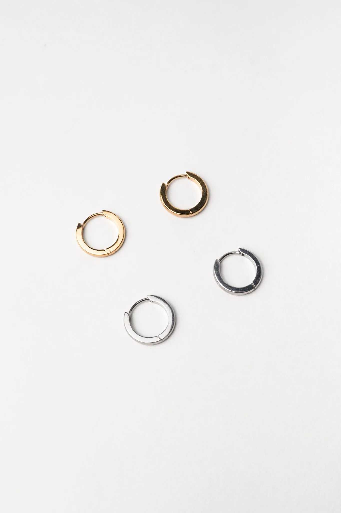 Oliva Essential Huggie Hoop Earrings